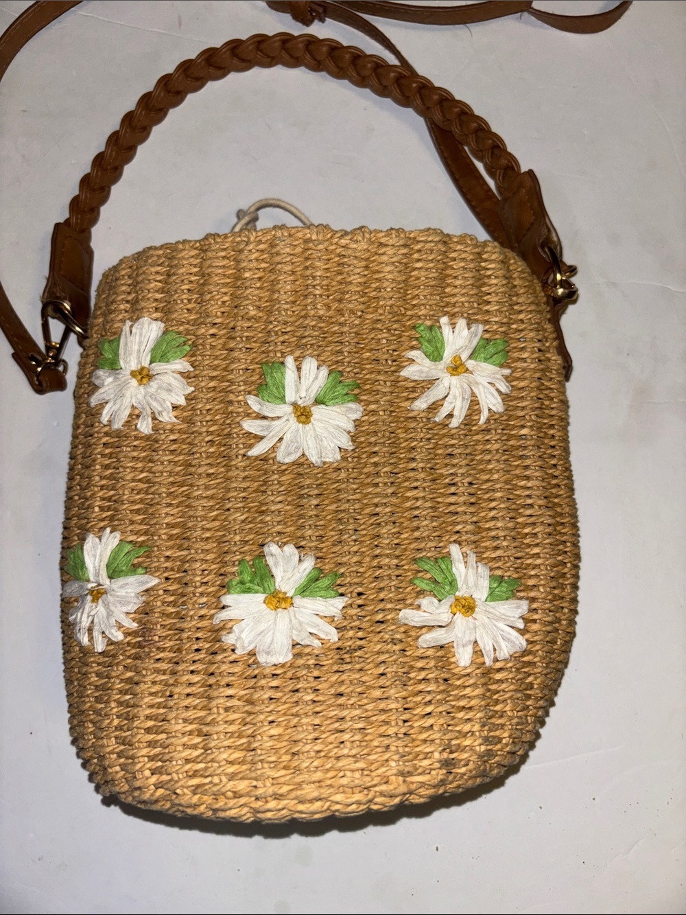 TAN STRAW BAG WITH GREEN AND WHITE FLOWER DESIGN BROWN FAUX LEATHER HANDLES
